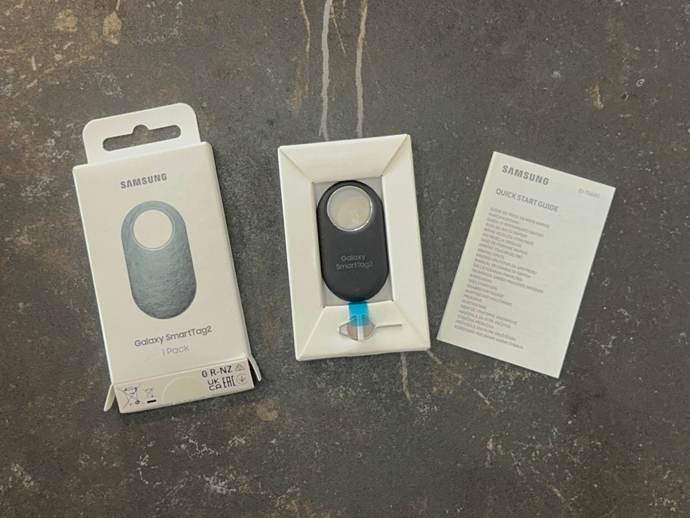 Der getestete Schlüsselfinder von Samsung mit seiner Verpackung.