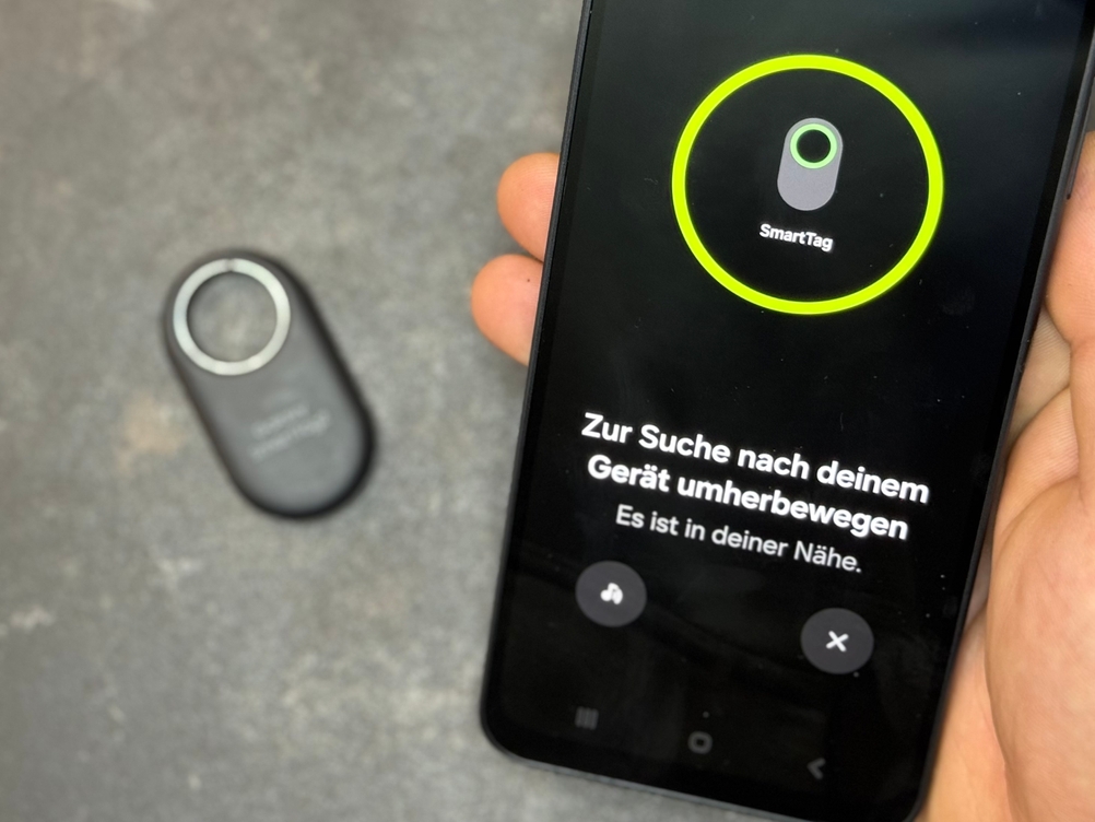 Ein Smartphone mit der Suchen-Funktion des getesteten Schlüsselfinders von Samsung.