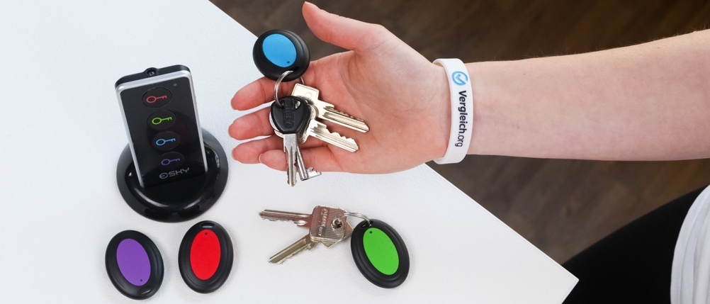 Eine Person hält einen Schlüsselbund mit einem Schlüsselfinder in der Hand.