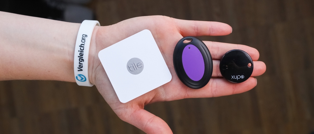 Eine Person hält drei getestete Schlüsselfinder in der Hand.