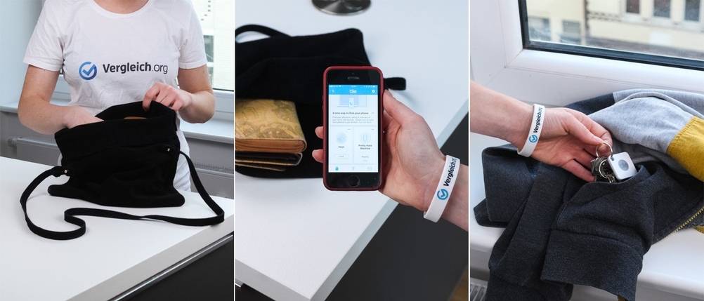Schlüsselfinder-Test: Eine Person sucht nach ihrem Schlüssel mit einem Smartphone und einem Schlüsselfinder mit App.
