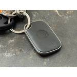 Der Tile-Schlüsselfinder hängt an einem Schlüsselbund.