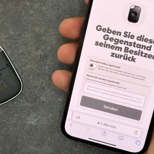 Eine Person scannt den QR-Code auf der Rückseite des getesteten Schlüsselfinders von Tile.
