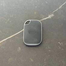 Des getestete Schlüsselfinder von Tile von oben.