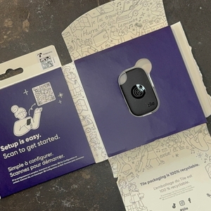 Der getestete Schlüsselfinder von Tile mit seiner Verpackung.