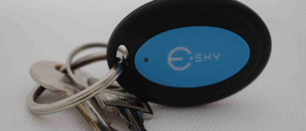 Ein blauer Schlüsselfinder mit angebundenen Schlüsseln