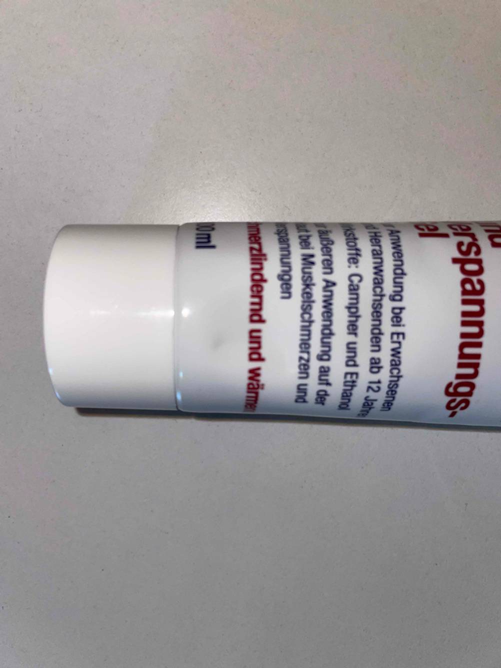 Verschluss von einer getesteten Schmerzgel-Packung. 