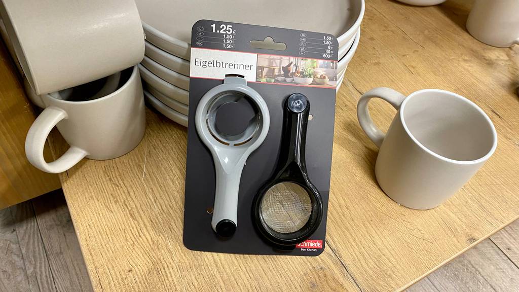 Eiertrenner im Test: Eiertrenner neben einer Tasse in der Verpackung.