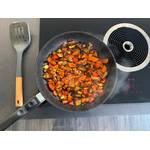 Die Stoneline 19512 steht während dem Kochen auf einer Kochplatte