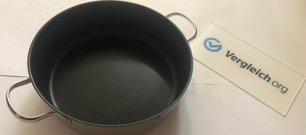 Schmorpfannen im Test: Hochrandpfanne auf hellem Untergrund