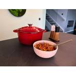 Eine Schale Chili con Carne steht neben dem Overmont-Schmortopf