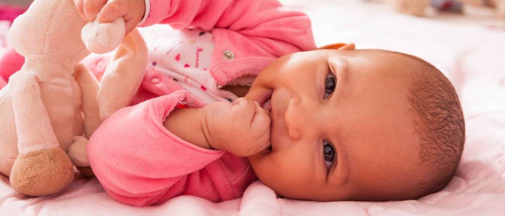 baby mit schmusetuch rosa