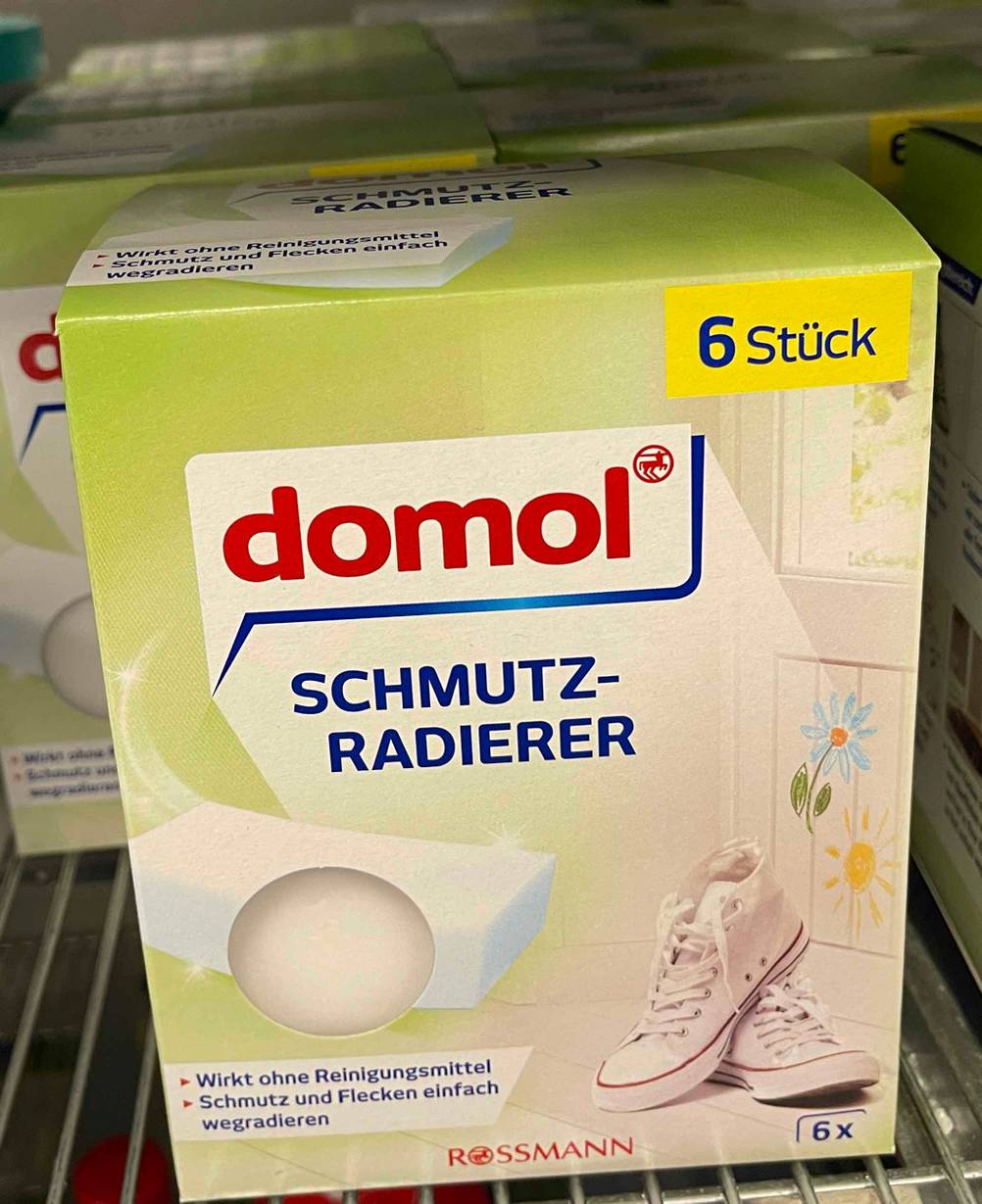 Die Packung des getesteten Schmutzradierers von vorne in einem Regal.