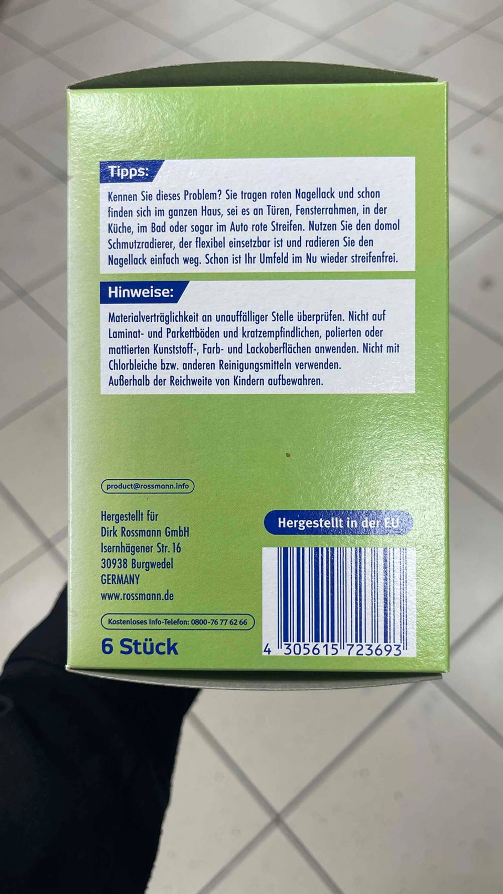 Seitenansicht der Verpackung des Schmutzradierers im Test von einer Hand gehalten.