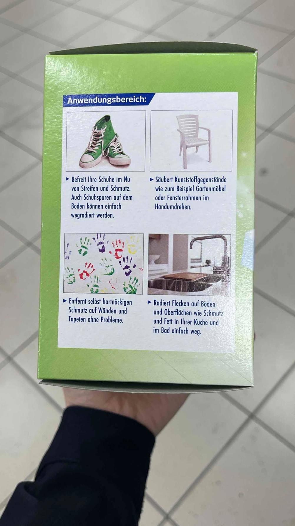 Nahaufnahme der Seite der Verpackung des getesteten Schmutzradierers mit Grafiken.