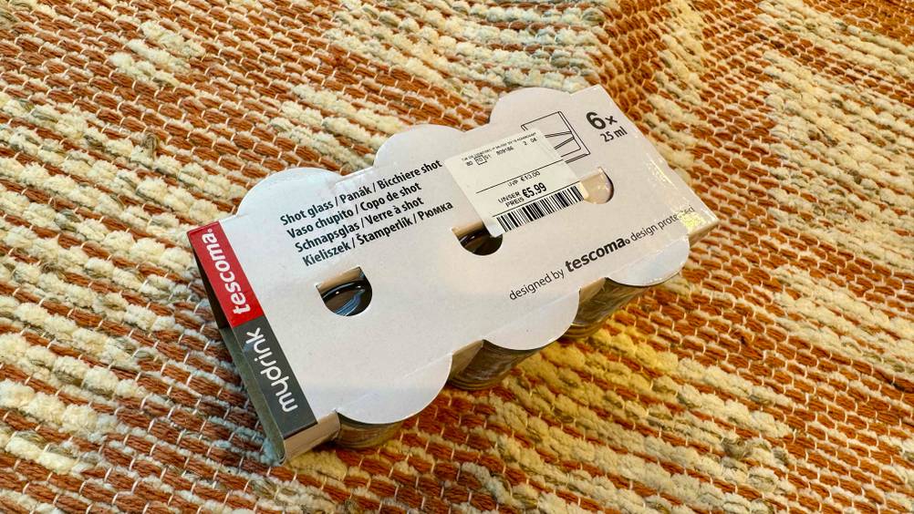 Eine Packung der Schnapsgläser im Test mit der Rückseite nach oben auf einem Teppich liegend.