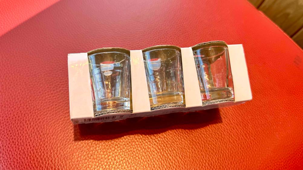 Getestet: Eine Packung Schnapsgläser liegt auf einem roten Polster.