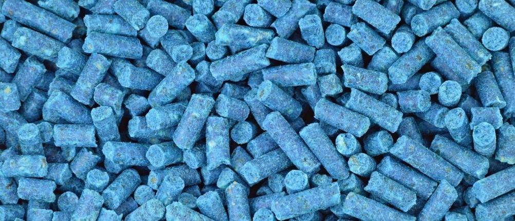 Schneckenkorn kommt häufig in Form von blauen Pellets