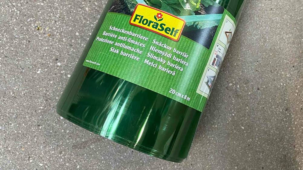 Nahaufnahme des Labels auf einem verpackten Schneckenzaun im Test auf einem Betonboden.