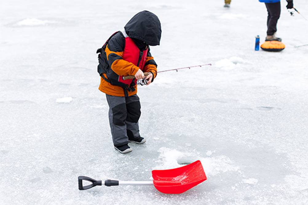 Kinder-Schneehose für Jungen im Test: Ein Junge in Schneehose beim Eisangeln