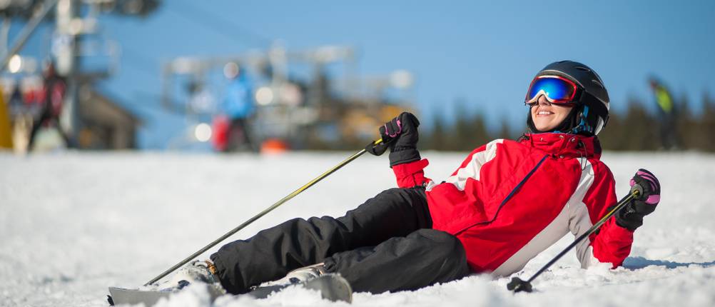 Schneehose-Kinder-Jungen im Test: ein Kind beim Skifahren