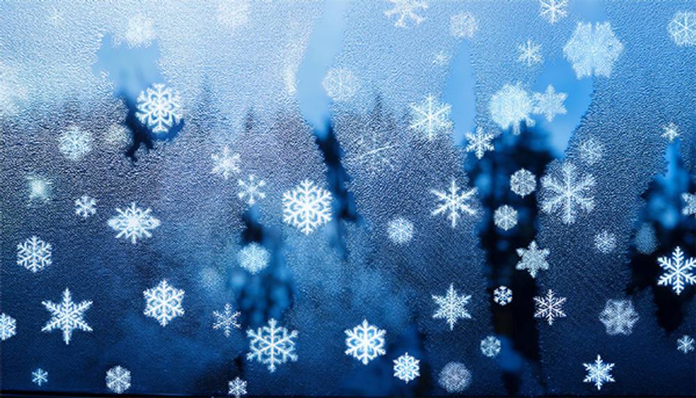 Schneespray im Test: Eine verzierte Fensterscheibe mit Schneeflocken.