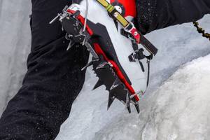 Schnee-Schuh-Spikes geben viel Halt beim Schneeschieben mit einer Schneewanne.