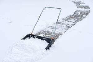 Schneewannen mit höhenverstellbarem Griff können von Personen mit unterschiedlicher Körpergröße gut genutzt werden.