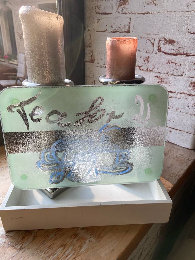 Vor zwei Kerzen steht das getestete Glas-Schneidebrett.