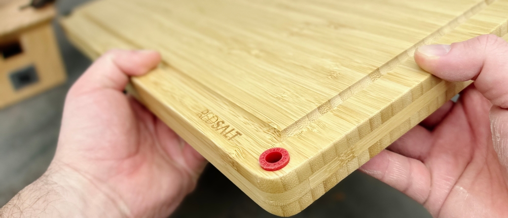 Ein Detailfoto zeigt eine Ecke des Redsalt-Bambusbretts mit eingelassener Saftrille und sichtbar verleimten Bambuslamellen.