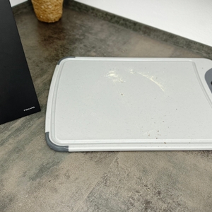 Auf dem Silit Schneidebrett 21.4223.5354 befinden sich noch Krümel von geschnittenem Brot. Das Brett liegt auf der Arbeitsplatte.