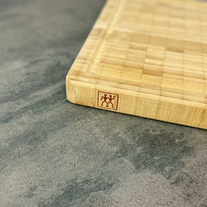 Nahaufnahme des Zwilling-Schneidebretts 30772-100 mit sichtbarer Stirnholzstruktur und eingefräster Saftrille.