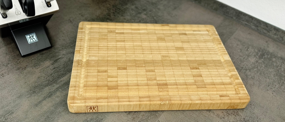 Das Zwilling-Schneidebrett 30772-100 liegt einsatzbereit in einer modernen Küche auf der Arbeitsfläche.