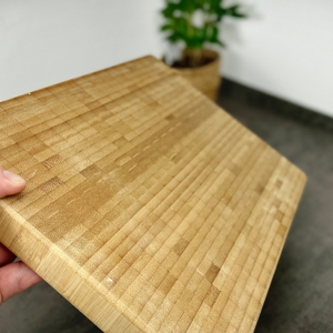 Das Zwilling-Schneidebrett 30772-100 steht mit der Rückseite auf der Arbeitsfläche.