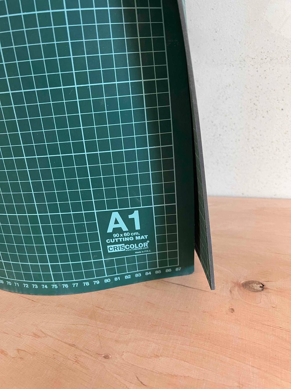 Nahaufnahme der Informationen auf einer gerollten Schneidematte.