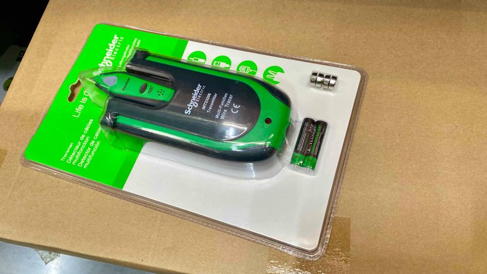 Leitungssucher getestet: Ein transparent verpacktes Gerät auf einer Kartonage.