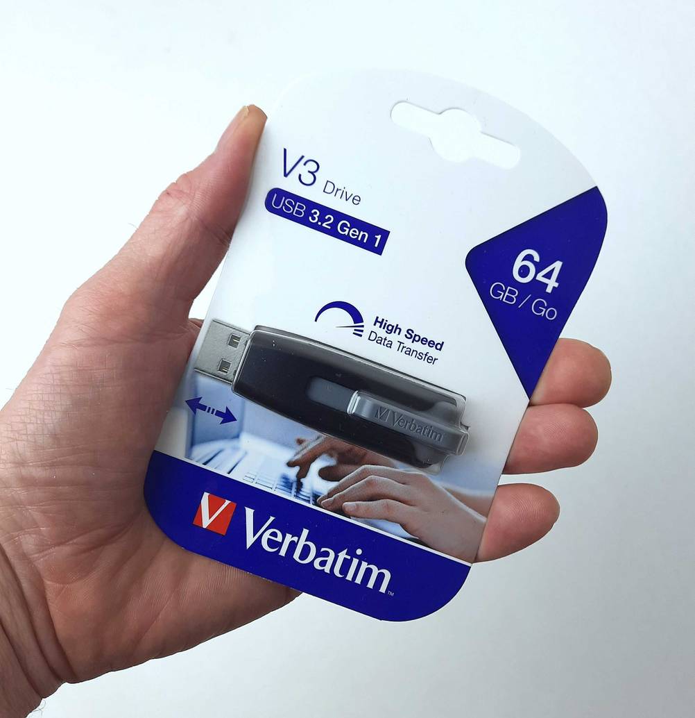 Schneller USB-Stick im Test: Eine Hand hält den verpackten Stick vor eine helle Wand.