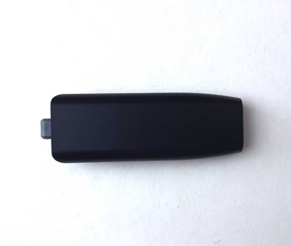 Ein schneller USB-Stick im Test mit der Rückseite nach oben auf einer hellen Fläche.
