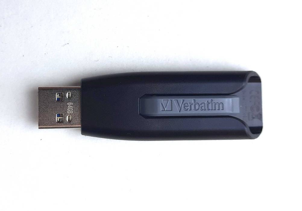 Der getestete schnelle USB-Stick von oben auf einer hellen Fläche.