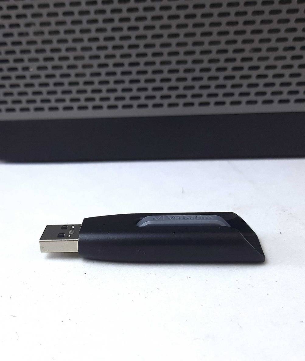 Schneller USB-Stick getestet: Der Stick liegt vor einem Computer.