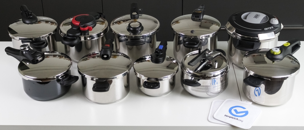 Zehn verschiedene Schnellkochtöpfe auf einem Tisch.