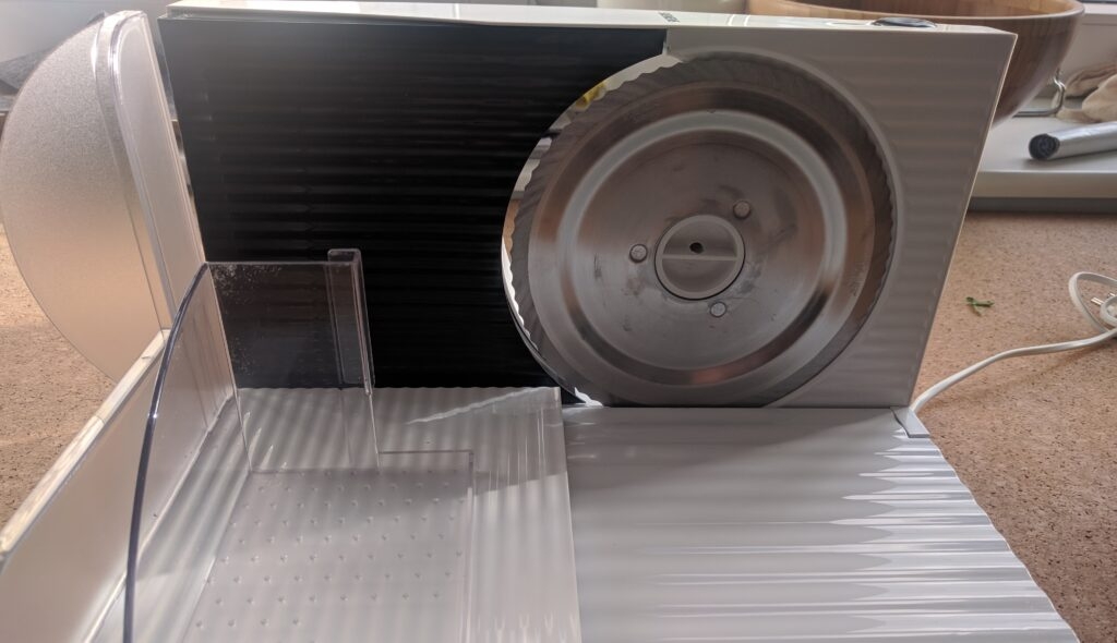 Allesschneider mit transparentem Schnittguthalter im Test