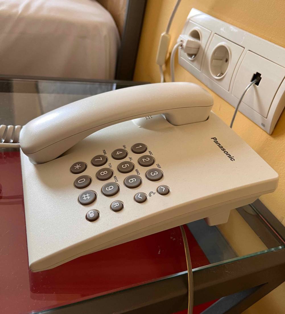 Schnurtelefone getestet: Seitenansicht eines Schnurtelefons.