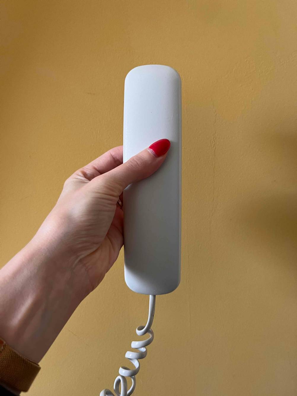Schnurtelefone im Test. Hörer eines Schnurtelefons in der Hand.
