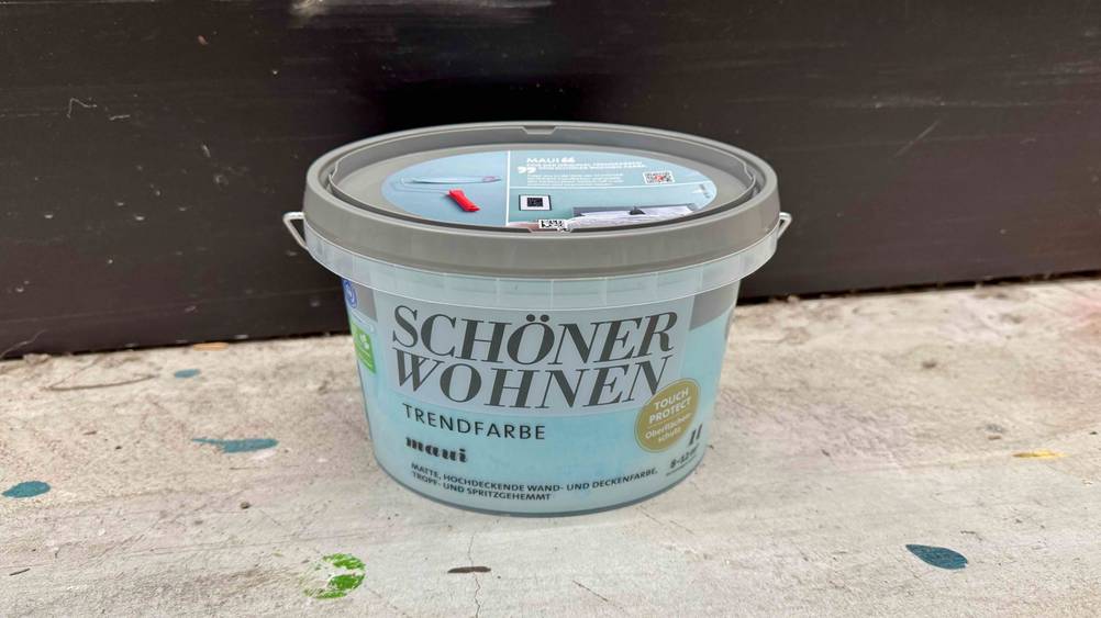 Schöner-Wohnen-Wandfarbe getestet: Ein Eimer von schräg oben auf einem hellen Boden.