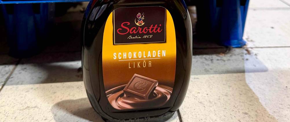 Schokoladenlikör getestet: Nahaufnahme des Labels auf der Flasche mit Logo und Artikelbezeichnung.