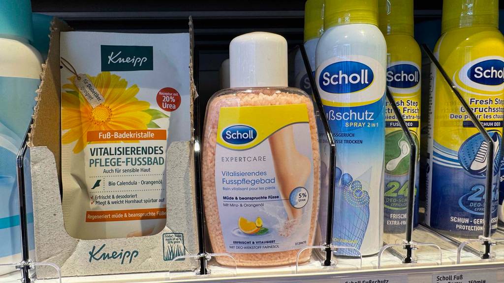 Getestet: Scholl-Fußbadesalz; mehrere Kunststoffflaschen stehen neben weiteren Fußpflegemitteln auf einem Verkaufsregal.