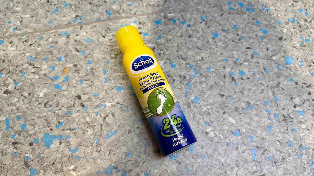 Getestet: Fußdeodorant in der Sprühflasche liegt auf dem Boden.