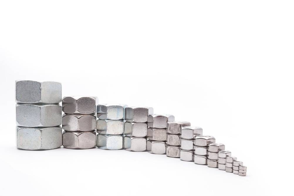 Im Bild zu sehen sind alle standardisierten Muttern von M3 bis M30.