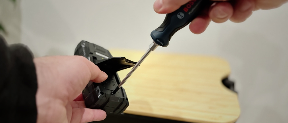 Eine Schraube wird mit dem Schraubendreher von Bosch gelöst.